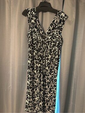 BCBGMaxAzria Black & White Floral V-Neck Midi Dress